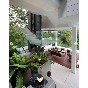 an inexpensive but sturdy glass balustrade that complies with standards