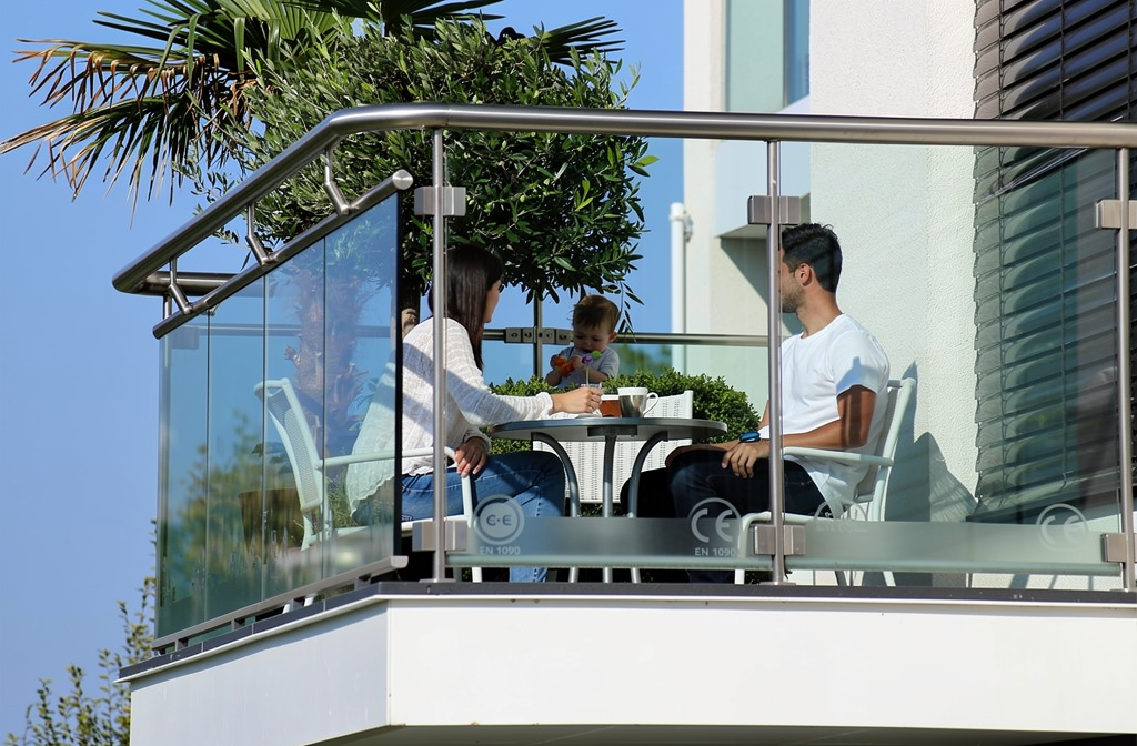 Garde-corps en verre sécurisé sur terrasse d'appartement moderne avec famille