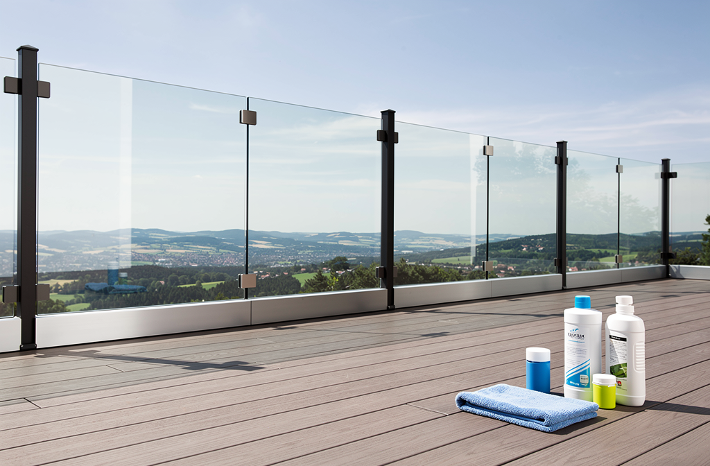 Système de garde-corps en verre prêt pour le nettoyage sur une terrasse