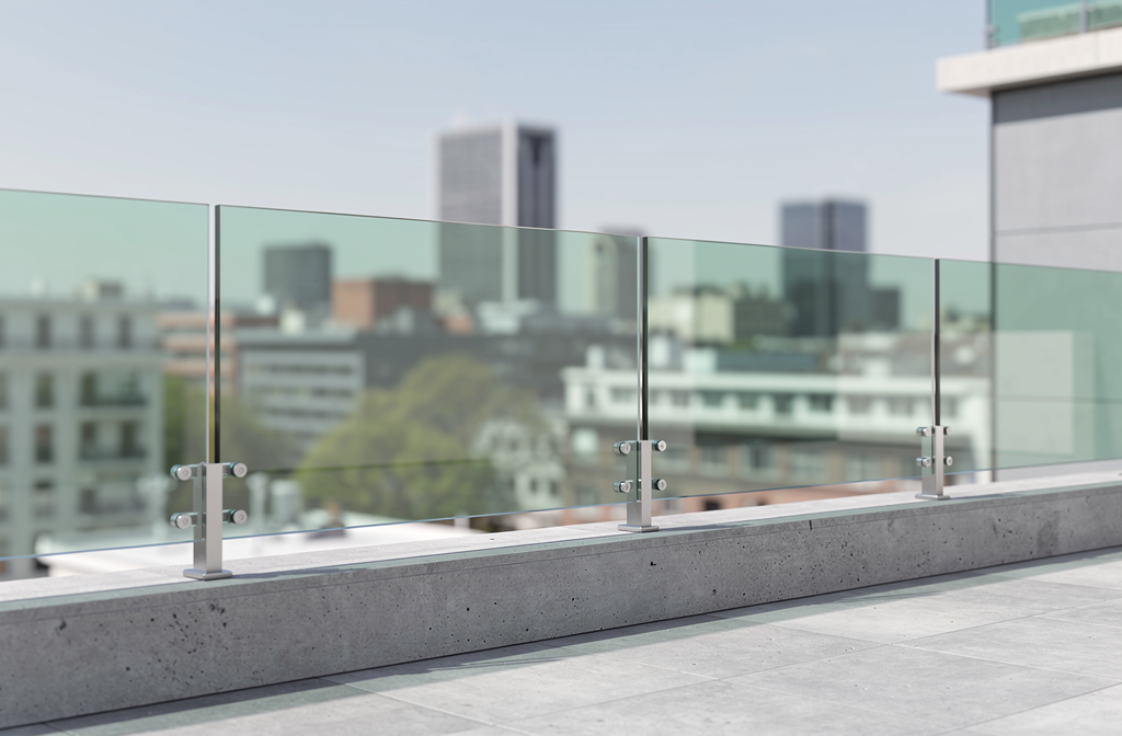 Panneau de verre feuilleté fixé comme garde-corps sur un balcon moderne