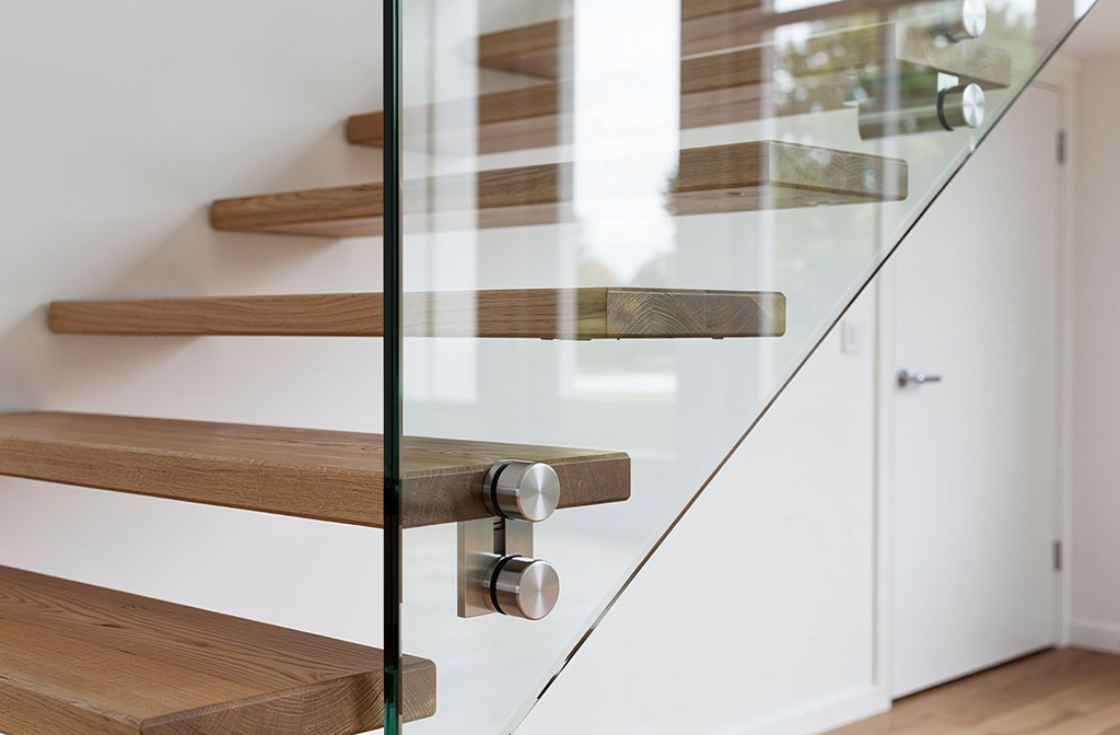 Fixation de garde-corps en verre sur escalier moderne avec pince métallique.