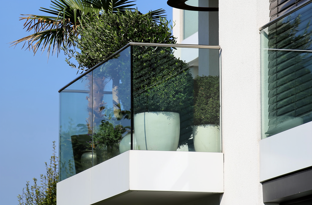 Garde-corps en verre transparent sur balcon moderne résistant aux intempéries.