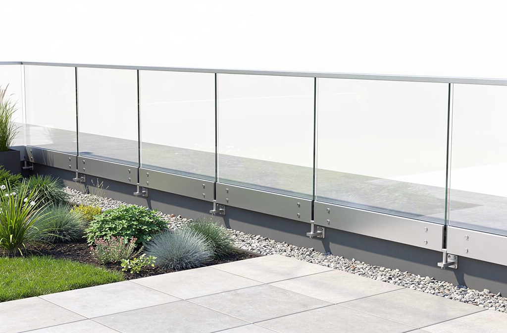 Système de garde-corps en verre avec profilé aluminium sur une terrasse moderne