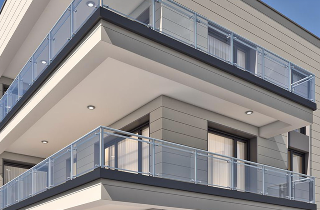 Garde-corps en verre sécurit installé sur les balcons d'un immeuble résidentiel moderne.