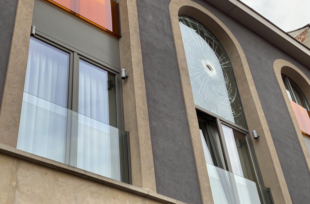 Façade d'immeuble moderne avec grandes fenêtres en verre feuilleté sécurisé et panneaux colorés