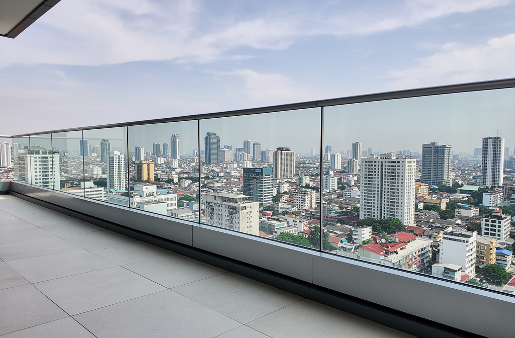 Garde-corps en verre avec profilé aluminium installé sur un balcon moderne.