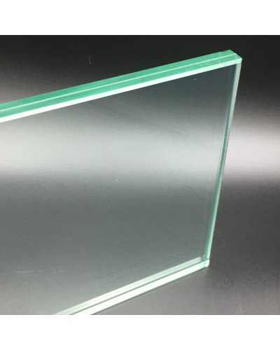 Garde-corps en verre feuilleté trempé, profil aluminium, section droite et transparent.