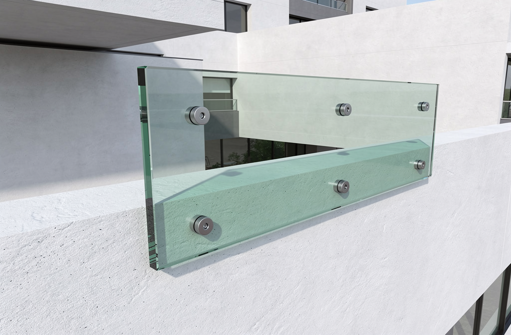 Panneau de garde-corps en verre avec fixations métalliques sur balcon moderne