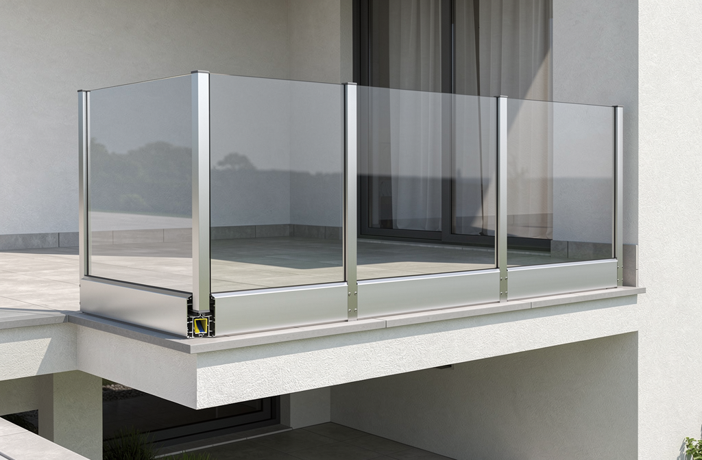 Profils en aluminium pour garde-corps en verre feuilleté trempé sur une terrasse moderne
